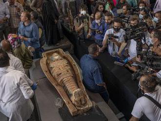 Egyptskí archeológovia predstavili nález stovky sarkofágov s múmiami starých 2 500 rokov