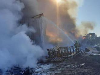 Tridsiatka hasičov sa usiluje lokalizovať požiar haly v obci Lok