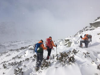 Horskí záchranári pomáhali mladému lyžiarovi a vyčerpanému turistovi