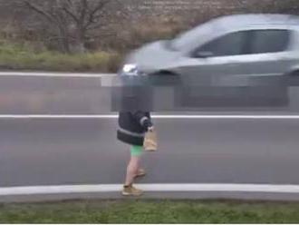 VIDEO: Oblečený, neoblečený. Muž děsil řidiče v Břeclavi v kabátě a trenýrkách