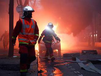 Na pařížském protestu proti policejní brutalitě propuklo násilí, desítky demonstrantů zapalovaly aut