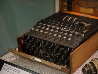 Potápači našli v Baltickom mori šifrovací stroj Enigma