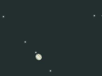 Jupiter a Saturn sa na oblohe naháňajú. 