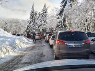 Skalka čelí veľkému návalu lyžiarov, polícia musela uzavrieť cestu