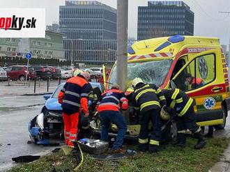 Hrozivá nehoda sanitky a auta v Bratislave: FOTO Viacero osôb je zranených!