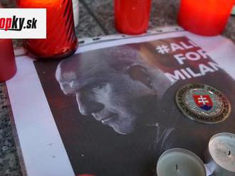 Ľudia zapaľujú sviečky pred budovou polície: VIDEO Zasiahla ich Lučanského   smrť