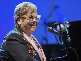 Zpěvák Elton John musel přerušit koncert, protože ztratil hlas
