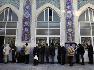 V Íránu začaly parlamentní volby, Chameneí již hlasoval