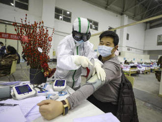 Obětí koronaviru v Číně již 2236, prodej aut se téměř zastavil