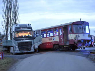 Při srážce vlaku s kamionem na Nymbursku se zranily tři děti