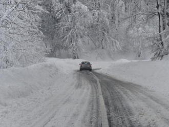 V horách Libereckého kraje leží na silnicích sníh