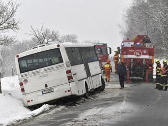 Silnice jsou po sněžení sjízdné, řidiči musí být opatrní
