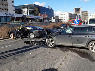 V Modřanské ulici v Praze hasiči zajistili nehodu dvou osobních vozidel a předali zraněné osoby do…