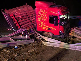 Složky IZS zasahují na dálnici D1 v katastru Velkých Albrechtic u dopravní nehody, došlo k velkému ú