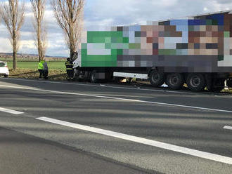 Jednotky HZS Poděbrady a Nymburk vyjely k dopravní nehodě osobního a nákladního automobilu na…