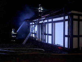 Dvoumilionovou škodu způsobil požár domku v Kouřimi, vyhlášen byl druhý stupeň požárního poplachu