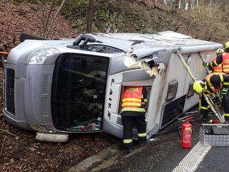 Stabilizace obytného vozu po nehodě ve Fulneku zaměstnala dvě hasičské jednotky