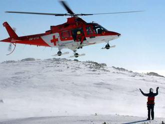 Leteckí záchranári pomáhali lyžiarke s vážnym poranením hlavy