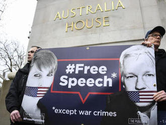 Stovky ľudí vrátane známych osobností protestovali na podporu Assangea
