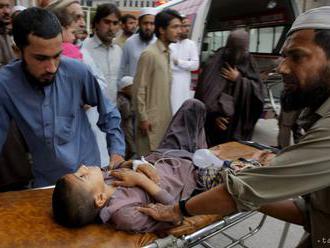 Zrážka vlaku s autobusom si v Pakistane vyžiadala najmenej 19 mŕtvych