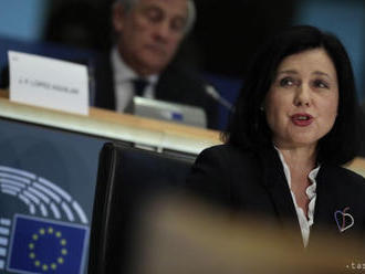 Jourová upozornila, že vyvinie silný tlak na ochranu novinárov v EÚ