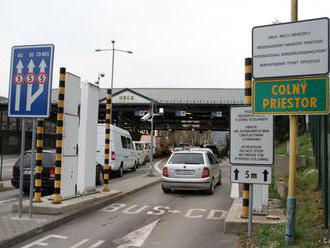 Policajti budú na hraniciach zastavovať autá, informujú o koronavíruse