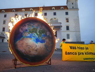 Greenpeace postavila pred Bratislavský hrad horiacu planétu Zem
