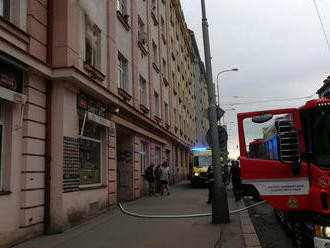 Hasiči zachránili 20 osob po požáru bytu v Praze 3, příčinou vzniku byla nedbalost