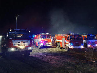 Požár skládky odpadu ve Zdechovicích likviduje 14 jednotek požární ochrany, zásah komplikuje silný v