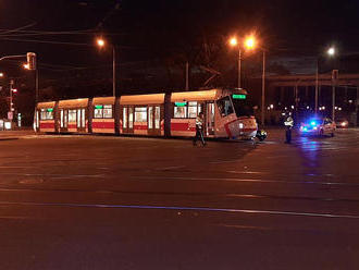 Tramvaj srazila v Brně cyklistu, ten byl transportován do nemocnice