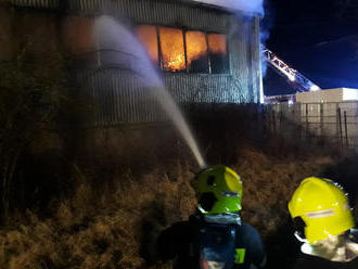 V obci Pouzdřany na Břeclavsku zasahují jednotky z třetího stupně požárního poplachu u požáru haly.…