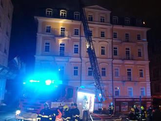 V Mariánských Lázních hoří podkrovní část a střecha hotelu Britania, vyhlášen byl třetí stupeň…