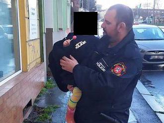 Malá holčička se toulala ulicí v Ústí jen v noční košilce. Zasáhli strážníci - Ústecký deník