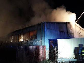 Na Břeclavsku hořela hala, zasahovalo víc než sto hasičů - Břeclavský deník