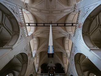 Umění v kostele. Architekt Pleskot u Salvátora zavěsil obří kyvadlo, doprovází mši