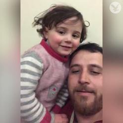 Sýrie: Tento otec proměnil vražedné bombardování  pro svou dvouletou dceru  ve hru