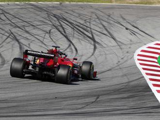 Vettel az élen, Hamiltont motorhiba hátráltatta a teszten