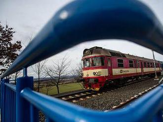 Změny na železnici: Nízkopodlažní soupravy vymizely, schůdky jsou překážkou