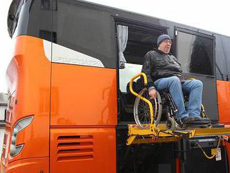 Vozíčkaře v Libereckém kraji bude vozit speciální autobus, přepraví až 15 vozíků