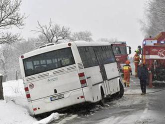 Česko zasypal sníh. Bohatá nadílka komplikuje na mnoha místech dopravu