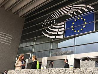   Evropská komise má do července prosadit jednotný standard dobíjení telefonů