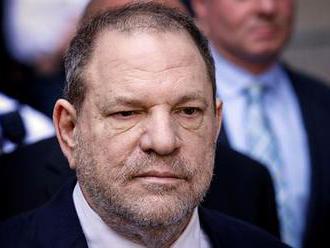 Weinstein skončil po odsuzujícím verdiktu v nemocnici. Cítil bolest v hrudi