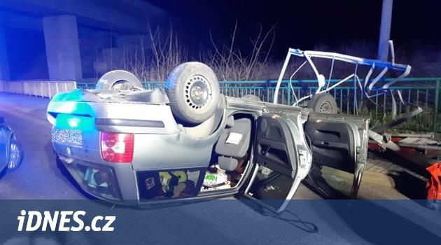 Opilý řidič při honičce s policií povalil zastávku, auto převrátil