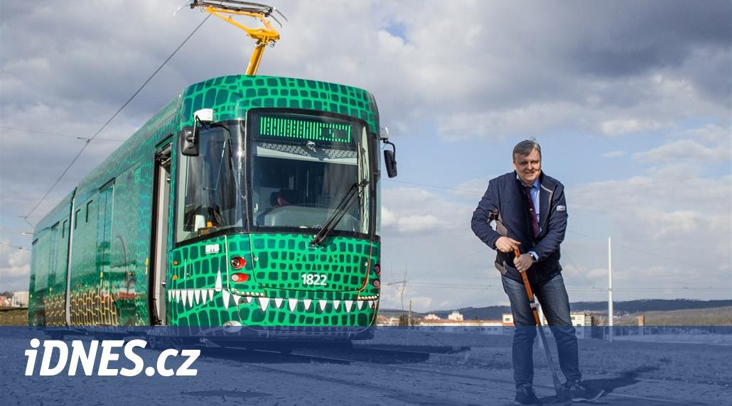V Brně testují novou tramvaj s dračím potiskem. Za měsíc se svlékne z kůže