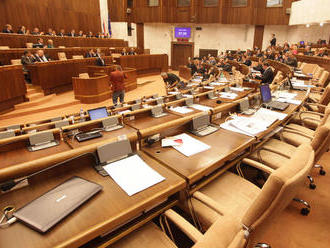 Parlament rieši zrušenie diaľničných známok, sála je prázdna