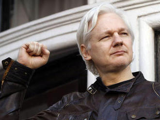 Trump údajne ponúkol Assangeovi milosť výmenou za očistenie Ruska