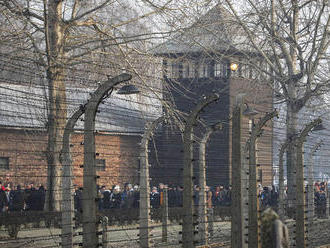 Múzeum Auschwitz-Birkenau namieta proti scéne v seriáli Hunters