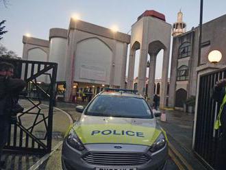 V mešite v centre Londýna pobodali zvolávača k moslimskej modlitbe