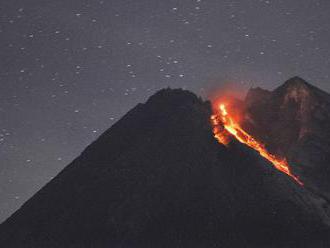 VIDEO: Indonézska sopka Merapi vychrlila popol do výšky dvoch kilometrov
