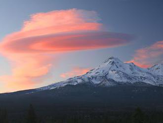 Pri spiacej sopke sa objavil mrak, ktorý vyzerá ako UFO